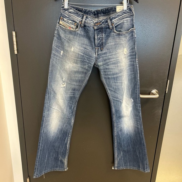 Diesel .”Zathan” size 30/34 EUC intentional
Tiny paint dots on leg- wide leg - Picture 4 of 16